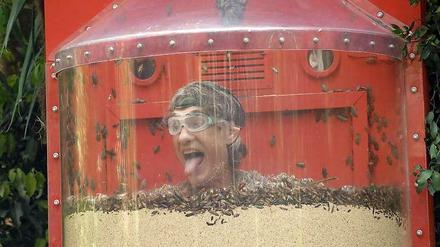 Winfried Glatzeder beim Insektenbad.