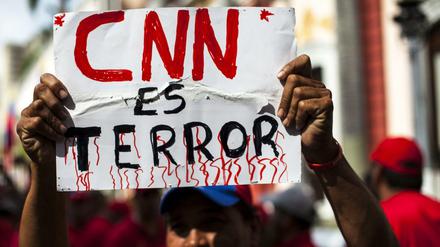 Ein Demonstrant in Venezuela hält ein Schild mit der Aufschrift "CNN ist Terror". 
