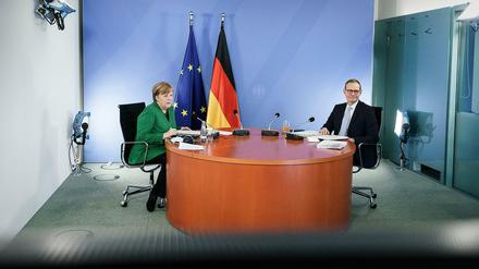 Vertraulich? Bundeskanzlerin Angela Merkel (CDU) und Michael Müller (SPD), Regierender Bürgermeister von Berlin, sitzen zusammen während einer Videokonferenz mit den Ministerpräsidenten der Länder zum weiteren Vorgehen in der Corona-Pandemie. 