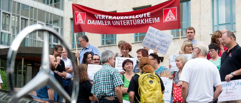 Mitarbeiter aus dem Daimler-Konzern haben schon im Juli bei der Verhandlung vor dem Landgericht in Stuttgart demonstriert. 