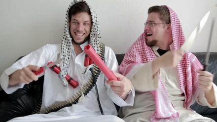 Die "Datteltäter" nehmen den "IS" aufs Korn: Marcel Sonneck (links) und Fiete Aleksander (rechts) verkleidet als Salafisten