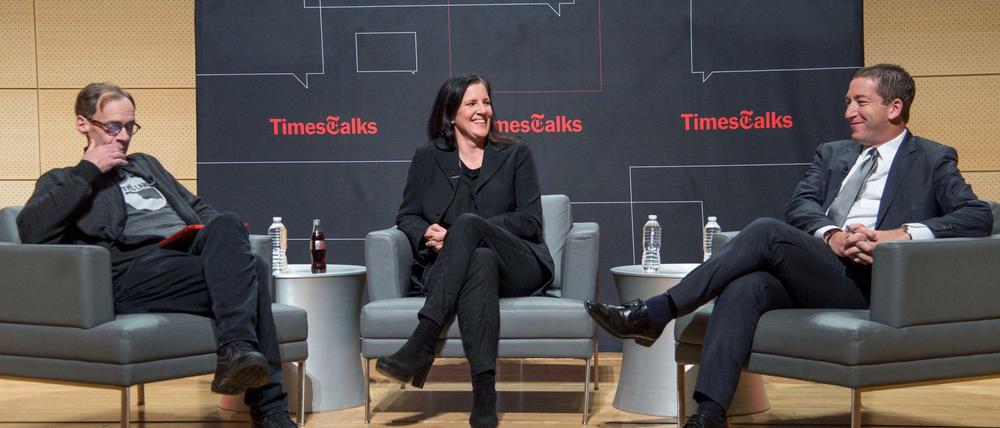 Wenige Stunden vor seinem Tod hatte der "New York Times"-Kolumnist David Carr (links) noch eine Diskussionsrunde mit Filmemacherin Laura Poitras und dem Journalisten Glenn Greenwald geleitet.