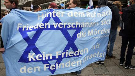Eine Demonstration gegen Antisemitismus in Berlin. Bei dem Kultursender Arte soll ein Film über Judenfeindlichkeit im Regal verstauben. Warum?