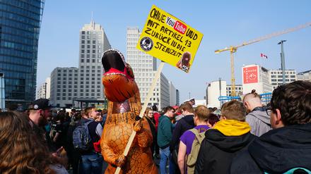Zurück in die Steinzeit? In Berlin und anderen Orten Deutschlands demonstrierten 2019 Zehntausende gegen die EU-Urheberrechtsreform.
