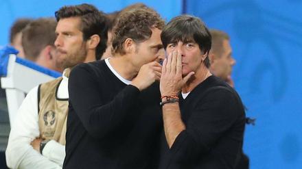 Aus Sorge vor Coach-Cam und Lippenlesern: Bundestrainer Jogi Löw (rechts) und Assistent Marcus Sorg sprechen hinter vorgehaltener Hand. 