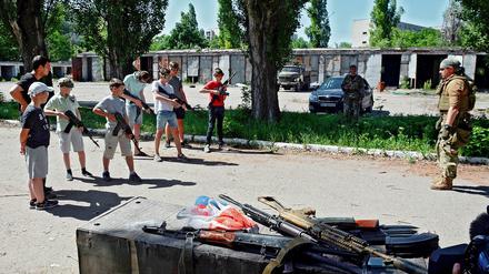 Ein Land im Krieg: In einem militärischen Trainingscamp in Odessa lernen Kinder im Alter von zehn bis 16 Jahren den Umgang mit Waffen. 
