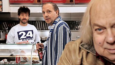 Dittsche (Olli Dittrich, M), Wirt Ingo (Jon Flemming, l) und Stammgast ·Schildkröte· (Franz Jarnach) in einer Szene der Comedyserie "Dittsche".