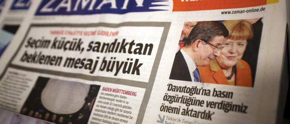 Die Titelseite einer Ausgabe der türkischen Tageszeitung Zaman liegt am Freitag in den Räumen der Berliner Redaktion. Zuvor hatte der Vorsitzende des Deutschen Journalisten-Verbands (DJV) die Redaktion besucht.