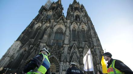 Die Kölner Polizei kommt nicht zur Ruhe. Eine 26-jährige Polizei hat offenbar ihre Kollegen monatelang mit Kameras und Mikrofone überwacht.