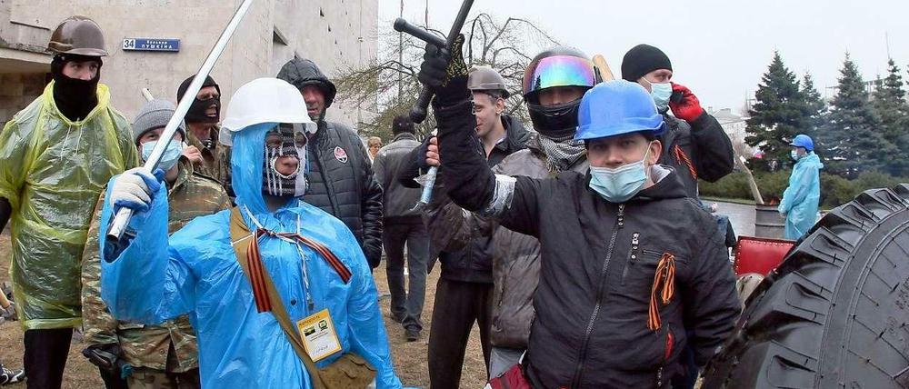 Für sie ist es ihr Freiheitskampf. Prorussische Demonstranten hielten auch am Donnerstag das Gebäude der Regionalverwaltung in Donezk besetzt. 