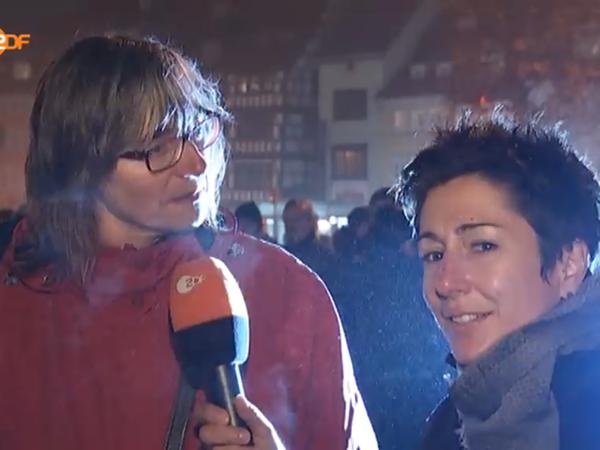 Gesicht zeigen, Fragen stellen: Dunja Hayali (rechts) interviewt Teilnehmer bei der AfD-Demonstration in Erfurt.