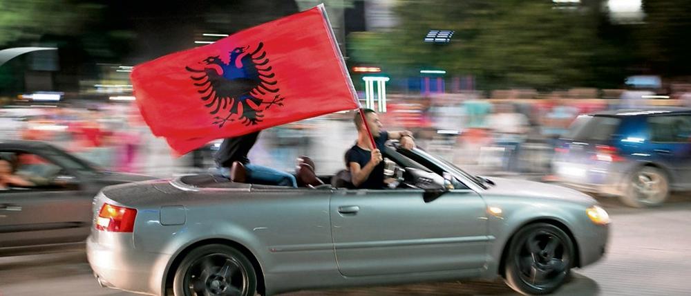 In Albaniens Hauptstadt Tirana wird nicht nur die Teilnahme an der Fußball-Europameisterschaft gefeiert