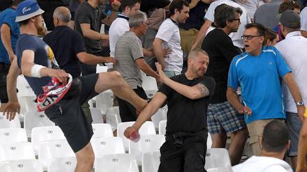 Die Ausschreitungen zwischen Fans der englischen und russischen Mannschaften setzten sich nach der Begegnung im Stadion von Marseille fort. Im Fernsehen wurden die Bilder nicht gezeigt. 