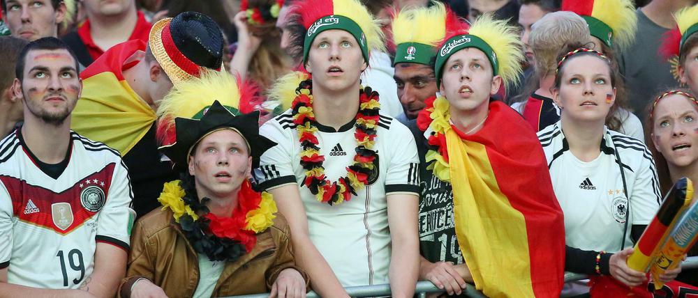 Die Stille nach dem Schuss. Fans schauen beim Public Viewing auf dem Heiligengeistfeld in Hamburg nach dem 0:1 für Frankreich beim Halbfinalspiel wischen Deutschland und Frankreich auf die Leinwand. 