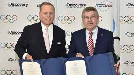 Neue Partner: Discovery-Chef David Zaslav (links) and IOC Präsident Thomas Bach mit dem Vertrag über die Medienrechte an den Olympischen Spielen 2018-24.