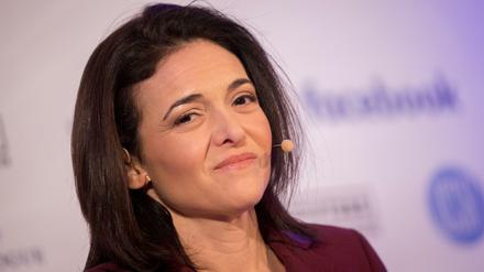 "Facebook ist kein Ort für Hass und Intoleranz", sagt Facebook-Chefin Sheryl Sandberg am Montag in Berlin. Die Praxis sieht leider anders aus. 