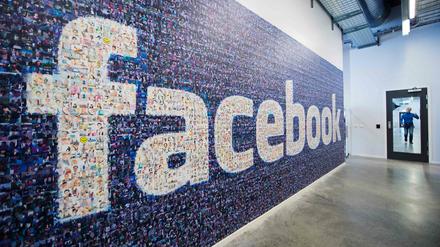Als weltgrößtes Online-Netzwerk mit etwa 1,7 Milliarden Nutzern im Monat stand Facebook in der Kritik, Fehlinformationen zu verbreiten.