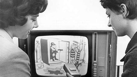 Da war in die Röhre schauen noch aufregend: 1962 zappen zwei Frauen durchs Fernsehprogramm. 