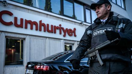 Ein Sicherheitsmann vor dem Redaktionsgebäude der Tageszeitung Cumhuriyet.