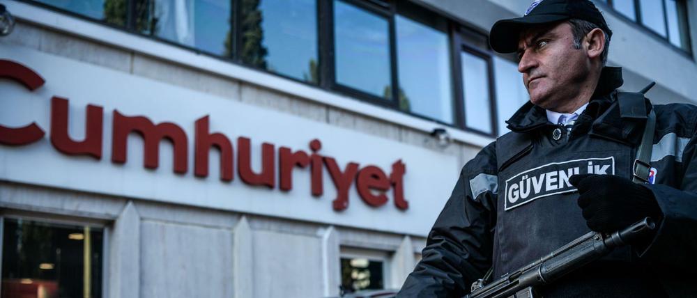 Ein Sicherheitsmann vor dem Redaktionsgebäude der Tageszeitung Cumhuriyet.