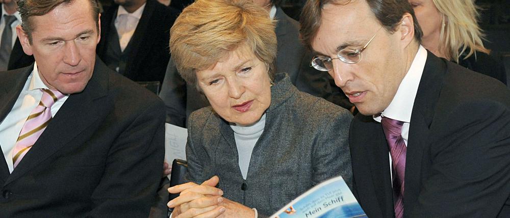 Verlegerin Friede Springer zusammen mit Springer-Chef Mathias Döpfner (l.) und Vorstandsmitglied Dr. Andreas Wiele.