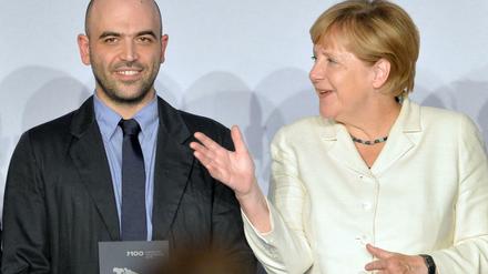 Angela Merkel gratuliert Roberto Saviano.