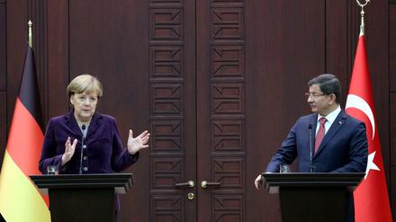 Kanzlerin Angela Merkel und der türkische Ministerpräsident Ahmet Davutoglu sind sich einig, dass die "Schmähkritik" von Jan Böhmermann "bewusst "verletzend" ist.