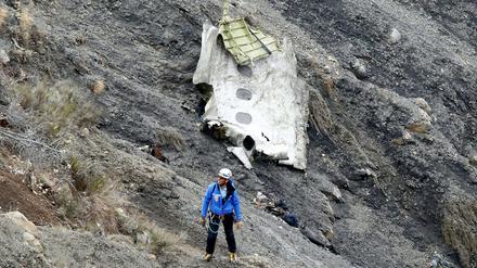 Wrackteils des Germawings-Flugzeuges, das am 24. März in den französischen Alpen zerschellt war. Der Co-Pilot hatte den Absturz verursacht, 150 Menschen starben.