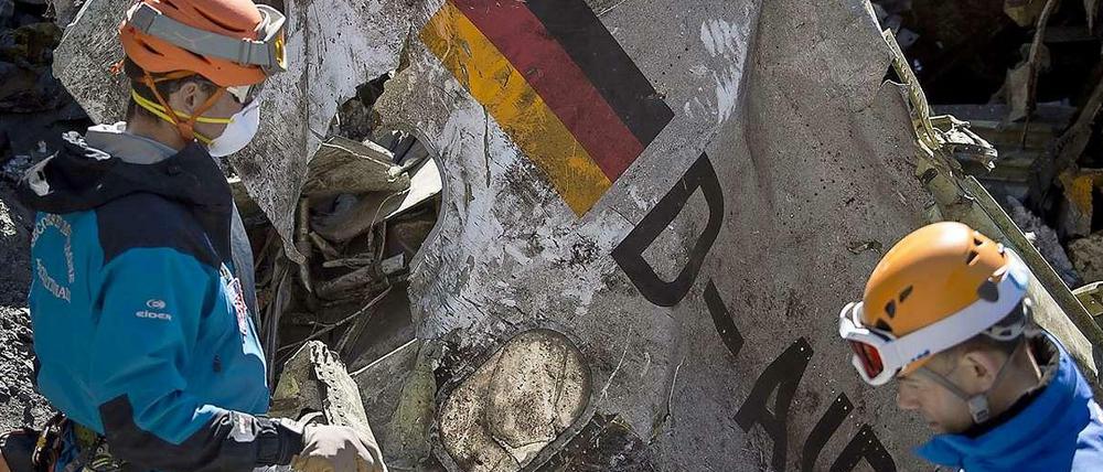 Bergung der Trümmer der in den französischen Alpen abgestürzten Germanwings-Maschine.