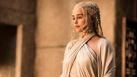 Drachenkönigin Daenerys Targaryen (Emilia Clarke) blickt voraus in die fünfte Staffel von "Game of Thrones".
