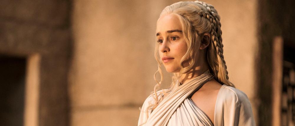 Drachenkönigin Daenerys Targaryen (Emilia Clarke) blickt voraus in die fünfte Staffel von "Game of Thrones".
