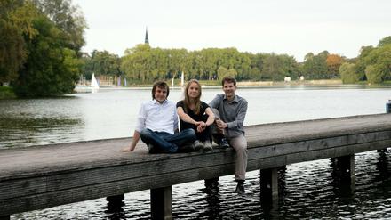 Die Gründer von Perspective Daily am Aasee in Münster: Bernhard Eickenberg, Maren Urner und Han Langeslag (v.l.n.r.) 