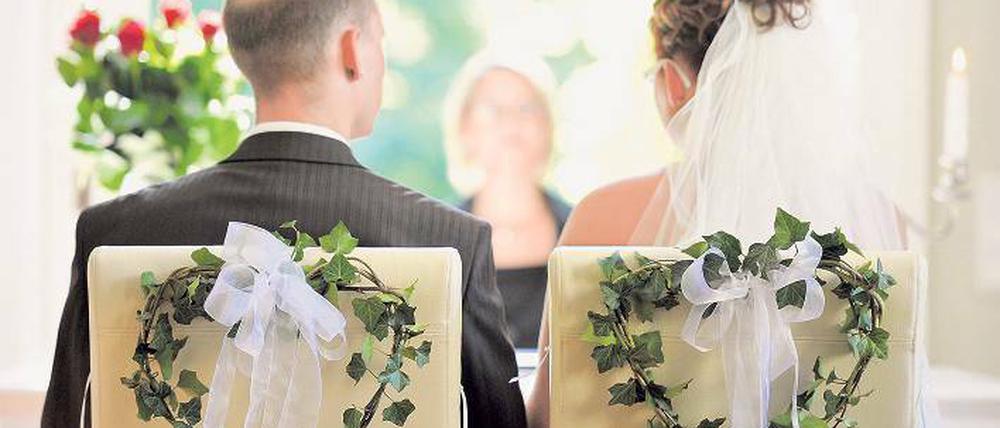 Einander versprochen. Viele Paare sind aus der Kirche ausgetreten. Wer sich aber trotzdem eine traditionelle Zeremonie wünscht, kann bei einem freien Theologen richtig sein. Foto: dpa