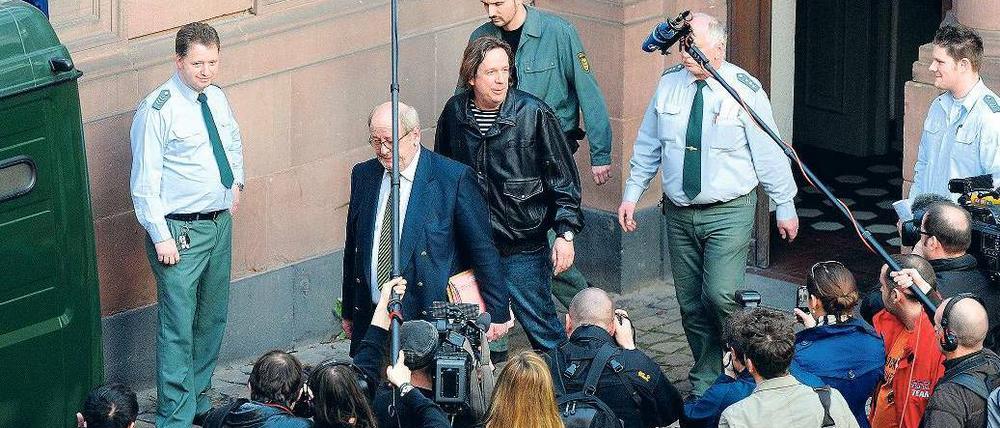 Im Blick der Kameras war Wetterexperte Jörg Kachelmann (mit Lederjacke) am Mittwoch beim angesetzten Haftprüfungstermin im Amtgsgericht Mannheim. Foto: dpa