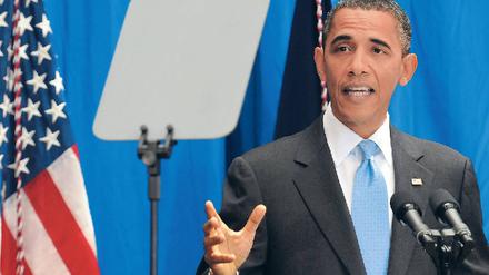 Hilfe zur Selbsthilfe. Spontan mag Barack Obama nicht. Deswegen liest er selbst vorformulierte Grußworte an Schüler vom Teleprompter ab. Foto: Astrid Riecken/dpa
