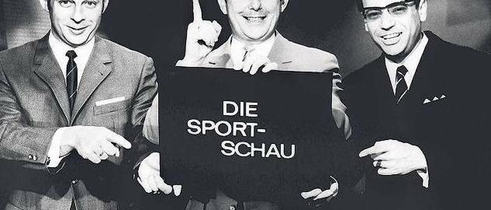 Fußball-Männer. Eigentlich nicht zu fassen, aber bei der „Sportschau“-Premiere sahen Moderatoren aus wie Dieter Adler (v. links), Ernst Huberty und Addi Furler. Foto: WDR