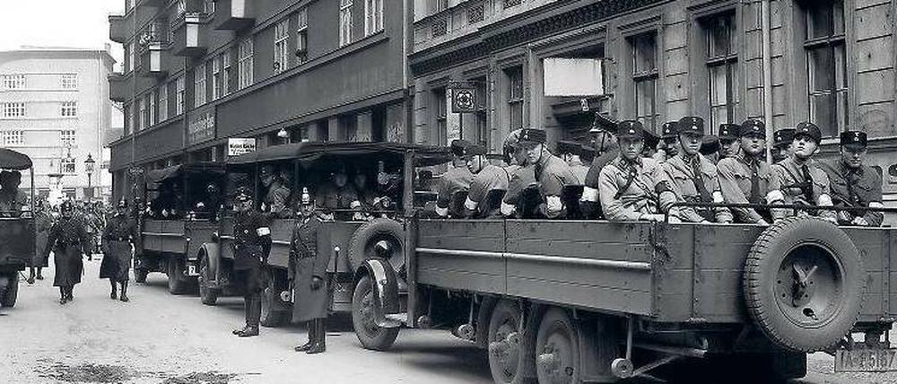 April 1933. Eine Razzia der Polizei mit SA-Hilfspolizisten im Berliner Scheunenviertel. 
