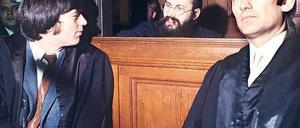 Kriminalgericht Moabit, 1972. Hans-Christian Ströbele (links) und Otto Schily (rechts) verteidigen ihren Kollegen Horst Mahler gegen den Vorwurf der Mitgliedschaft in der RAF. Foto: WDR/pa/dpa