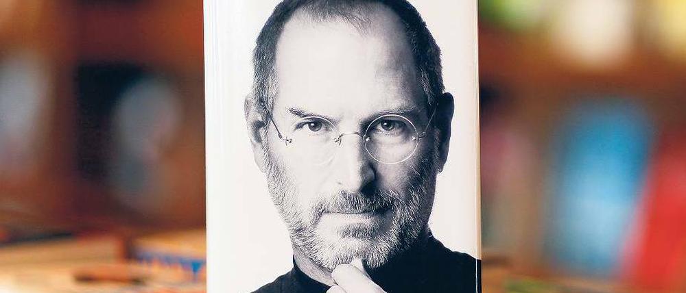 Mit einer Startauflage von 1,2 Millionen Exemplaren ging die Steve-Jobs-Biografie in den amerikanischen Handel. Die Auflage der deutschen Ausgabe, die am heutigen Donnerstag erscheint, wurde auf 250 000 Exemplare erhöht. Foto: AFP