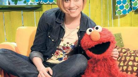 Rot und Rock. Monster Elmo, hier an der Seite seiner Serienpartnerin Julia Stinshoff, bekommt eine neue, tragende Rolle in der „Sesamstraße“.