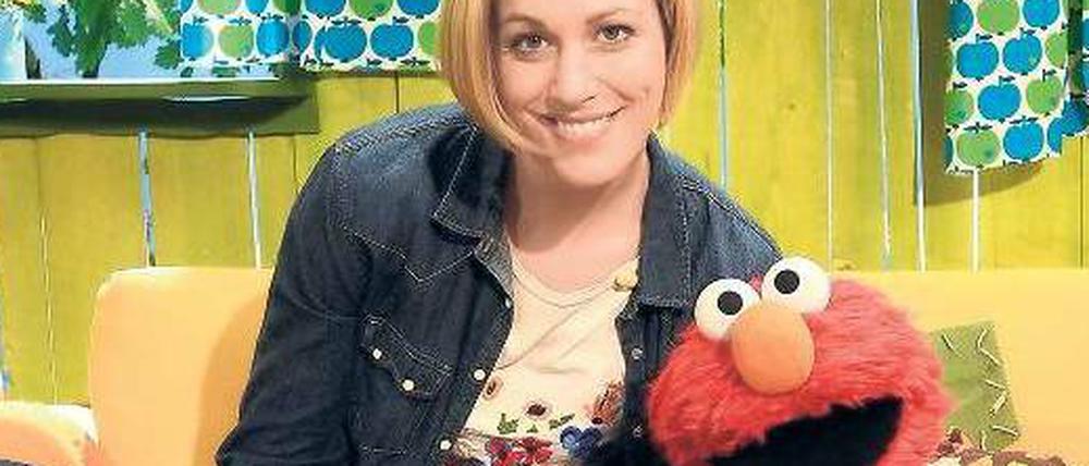 Rot und Rock. Monster Elmo, hier an der Seite seiner Serienpartnerin Julia Stinshoff, bekommt eine neue, tragende Rolle in der „Sesamstraße“.