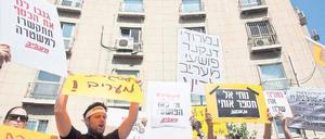 Wut und Frust. Mitarbeiter der Tageszeitung „Ma’ariv“ streiken vor dem Verlagsgebäude in Tel Aviv. 1700 der 2000 Stellen sollen wegfallen. Foto: dpa