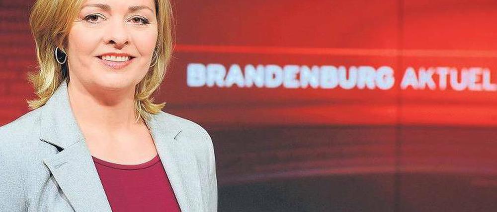 Heimat-TV. Moderatorin Tatjana Jury im Studio von „Brandenburg aktuell“. Der RBB findet die Zuschauerakzeptanz des 20 Jahre alten Magazins beunruhigend. Foto: RBB