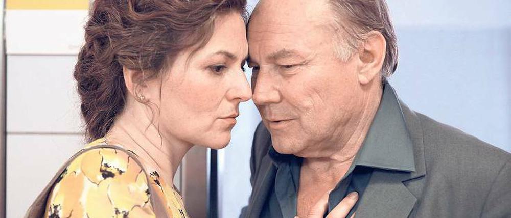 Eine große Liebe, die sich an der Krankheit beweisen muss: Judith (Martina Gedeck) und Ernst (Klaus Maria Brandauer).Foto: SWR
