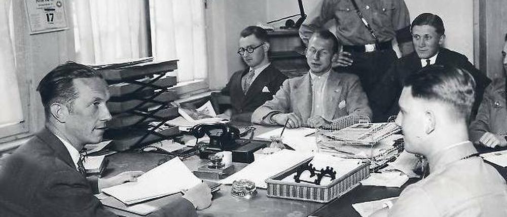 „Tagesparole“. Die Redaktion des „Angriff“, abgedruckt am 1. Juli 1932 zum fünfjährigen Jubiläum des von NS-„Gauleiter“ Goebbels gegründeten „Kampfblatts“. Foto: bpk/Carl Weinrother