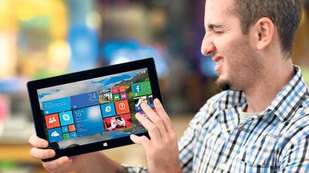 Die zweite Generation der Surface-Tablets von Microsoft ist dünner und leichter. Mindestens genauso wichtig aber ist die längere Akkulaufzeit von bis zu zehn Stunden beim Surface 2. Foto: AFP/Montage Tsp