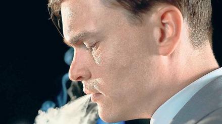 Lebenslänglich. Auch der junge Schmidt, gespielt von Ludwig Blochberger, rauchte schon gern und viel. Foto: ARD