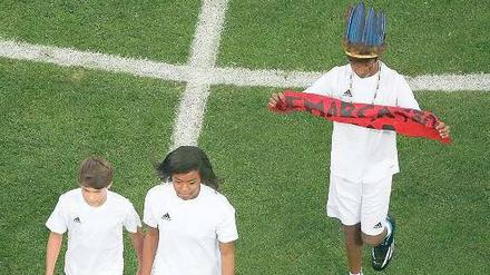 Nicht im TV-Bild: Der Protest des Indio-Jungen bei der Eröffnungsfeier der Fußball-WM. Auf seinem Transparent steht „Demarcaçao“ (Abgrenzung). Foto: Reuters