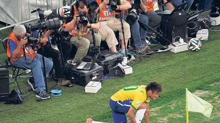 Alle Kameras sind in Brasilien während der WM auf den Fußball gerichtet. Im Mittelpunkt steht dabei auch der inzwischen verletzte Spieler Neymar. 