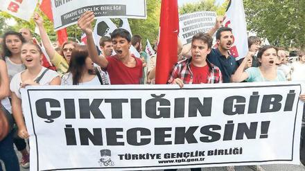 Sie bleiben laut: Weil die türkischen Medien zu unkritisch sind, spielt sich der Protest Erdoğan spielt sich auf der Straße ab. Hier demonstrieren Studenten in Ankara.